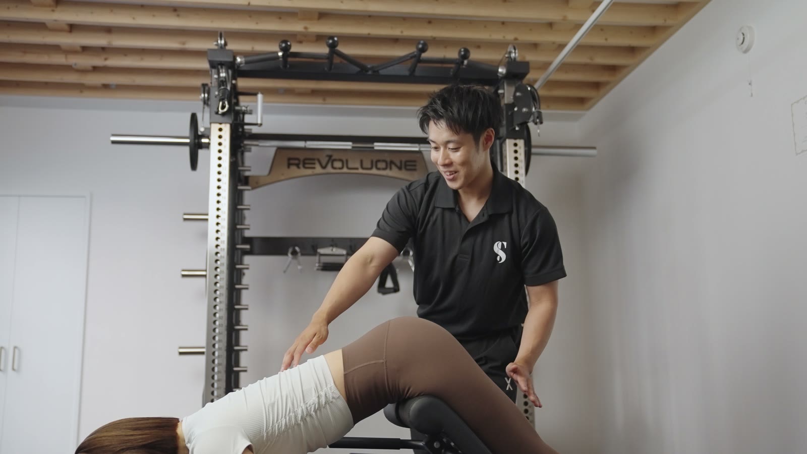 動きを確認しながら指導するトレーナーと受講者